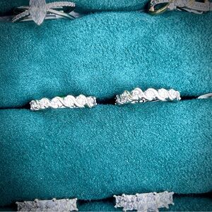 NWT Gorgeous Cubic Zirconium Band Modern Art Ring